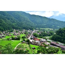 白川郷合掌造り集落。茅葺き屋根の建物が並ぶ、日本の古き良き風景が魅力です。