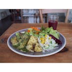吉祥寺の宵の実に久しぶりに行けました。スパイスプレートは、野菜もりもり、ごはんとチキンも乗ってます。たまに食べるジャスミンライスっておいしい。スパイスが苦手でも食べられるお味。野菜ジュースもおいしい。
#吉祥寺 #カフェ #ランチ #東京