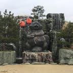 徳島県の「小松島ステーションパークのたぬき広場」のたぬき。

手を叩くと滝が流れます。

駐車場が分かりづらかったです。