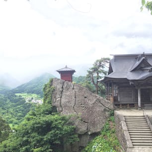 立石寺  山寺

山形県

最近のJRの広告にもなっているこのお寺。
生憎の天気ですが、晴れていればより絶景。