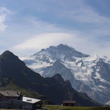 スイスの名山、ユングフラウが目の前であなたに覆い被さるように迫って来ます。登山せずとも圧倒的迫力が謳歌出来るのが、Wengenの魅力！
