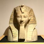 エジプト展
京都市京セラ美術館

《ハトシェプスト女王のスフィンクス像（胸像）》　新王国時代・第18王朝、ハトシェプスト女王治世、前1479～全1458年頃

エジプトの王や王妃は、古王国時代より強い動物と同一視されることを意図して、人間の頭を持つライオンであるスフィンクスの姿で描かれました。
この姿の像では王自身が神として表現され、現実の社会の中で神に代わり、マアトを遵守して実行する役割を担っていた様子が分かります。

#サント船長の写真　#エジプト展す