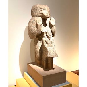 エジプト展
京都市京セラ美術館

礼拝するヒヒの姿をしたトト神とアメンヘテプ3世 、
ヒヒは知恵の神トトを象徴し、王は神の保護を確信する者として表されている

#サント船長の写真　#エジプト展