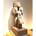 エジプト展
京都市京セラ美術館

礼拝するヒヒの姿をしたトト神とアメンヘテプ3世 、
ヒヒは知恵の神トトを象徴し、王は神の保護を確信する者として表されている

#サント船長の写真　#エジプト展