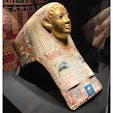 エジプト展
京都市京セラ美術館
多分コレがエジプト展のメインかな？

《デモティックの銘文のあるパレメチュシグのミイラ・マスク》　ローマ支配時代、後50～後100年頃

このミイラ・マスクはパレメチュシグという男性のもので、銘文はデモティック（民衆文字）によって埋葬の日付、男性やその父の名前が記されています。
装飾には多数の守護神や象徴が含まれ、自由に動き回る神聖な存在としての死者を示すトキ、ウジャドの眼、マアト女神の羽根を掴んでいる死者のバー鳥などが描かれています。

#サント船長の写真　#エジプト展