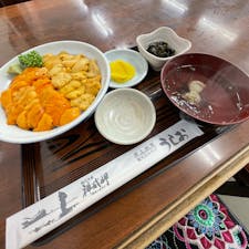 今が旬！赤白ウニ丼！美味！！！

ウニ漁解禁の6〜8月に味わえる生✨
積丹産エゾバフンウニ(赤)とムラサキウニ(白)
食堂うしおにて