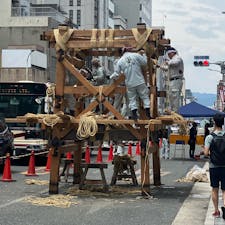 祇園祭り　「組み立て」
函谷鉾(かんこほこ) (一日目)
祇園祭りは7月1日から7月31日まで続く祭りです。
メインは7月17日の巡行です。

#サント船長の写真　#祇園祭り　#京都