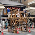 祇園祭り　「組み立て」
長刀鉾　(一日目)
2021年7月10日
京都・祇園祭　２年ぶり山鉾建てられます、コレは技術継承の為です。山鉾巡行は２年連続の中止です。
組み立ては「縄がらみ」と言う方法で釘は使わず、縄とクサビだけですね。
コレは山鉾全てにおいて、此の方法です。
私も10日から17日までは忙しいですね、しかし、今回の組み立ては来たら駄目ですよ！と言われて居ます、コロナウイルス対策ですが、俺等はワクチン接種済みです。

#サント船長の写真　#祇園祭り　#京都