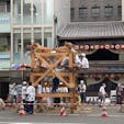祇園祭り　「組み立て」
月鉾　(一日目)
京都の夏は祇園祭りで始まり、8月16日の大文字の送り火で終わると言われて居ます。
京都の夏はフィリピンより暑く、冬は北海道より、寒く感じます。　

#サント船長の写真　#祇園祭り　#京都