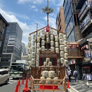 祇園祭り　函谷鉾
組み立て4日目
組み立てが完了し山笠提灯が付けられ14日からは宵々々山です、夜にはお囃子が演奏されますが、今回はどうかな？

#サント船長の写真　#祇園祭り　#京都