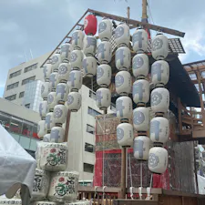 祇園祭り　月鉾
組み立て4日目完了
夜に山笠提灯に火が入ると気分はまさに祭りですね♪

#サント船長の写真　#祇園祭り　#京都