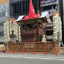 祇園祭り　函谷鉾
組み立て4日目
鉾が組み上がり、本来なら曳きぞめを行いますが、今回は中止です。

#サント船長の写真　#祇園祭り　#京都