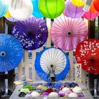 7月に入って夏詣が始まった北海道の各神社では、趣向を凝らした花手水で参拝客の目を楽しませてくれています。札幌と近郊にあるいくつかの神社では、花手水めぐりが楽しめる花詣を開催（7/22～7/25）。なかでも札幌中心部にある諏訪神社の花手水は和傘や提灯などがあしらわれて艶やかな雰囲気。お花好き、写真好きにはたまらないフォトジェニックな花手水になっています！ #北海道 #札幌 #諏訪神社