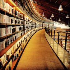 武雄市図書館。スタバもあり、雑貨や本も売っています。