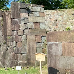 日本でここにしかない、色短冊積みの石垣が見たくて来ました。