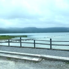 霊場恐山　宇曽利山湖

恐山は、下北半島の中央部に位置する活火山である。カルデラ湖である宇曽利山湖の湖畔には、日本三大霊場の一つである恐山菩提寺が存在する。
実は此の宇曽利山湖左手から三途の川の水が流れて来て居ます。そして三途の川に架かる太鼓橋・奪衣婆・柳の木と有り、私は奪衣婆とツーショット、今、奪衣婆と仲良くしておくと、死んだ時は少々の罪なら衣類は剥がされないでしょう(笑)
三途の川は、次回の#奪衣婆　掲載します。
　
#サント船長の写真　#下北半島　#恐山　#青森県