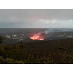 2017年のキラウエア火山、ハレマウマウ火口。
現在では火口もかなり広がってマグマを見ることはできないけど、それは地球が生きている証☝️🌋

#ハワイ島 #ハワイ旅行 #ハワイ #キラウエア火山