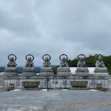 霊場恐山　(六地蔵)

総門手前にある六大地蔵。死後に向かうと言われる六道の世界とは多くの善行を積んだ者がいく天道、己の本能や欲望のままに生きた者がいく鬼畜道、強い競争心や自尊心をもつ者がいく修羅道、自殺や殺人など悪行を積んだ者がいく地獄道、欲深く富や権力に執着した者がいく餓鬼道、そして人の道からなる6つの道を指します。
死者の棺桶に六文銭を入れますが、此のお金は此の六地蔵のお賽銭で一文ずつ置きます。

#サント船長の写真　#下北半島　#恐山　#石像　#青森県