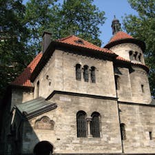 プラハの古いシナゴーグ　横にユダヤ墓地がある