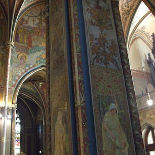 ヴィシェフラド　聖ペテロとパウロ聖堂の中　アール・ヌーヴォー装飾が珍しい。
