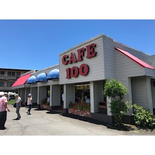 ハワイ島ヒロにあるcafe100はロコモコの発祥と言われています🍳✨

ローカル感ただよう店内、とても落ち着いています🌺