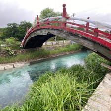 霊場恐山
三途の川

三途とは死後、生前の悪業を報いるために受けなくてはならない3つの苦悩、闇に包まれた境遇を意味する三悪道のことでした。そして、死者が生前に犯した悪業のすえに迷い込む三悪道と、この世の善人を隔てる境として考えられたとされるのが「三途の川」なのです。

#サント船長の写真　#下北半島　#恐山　#三途の川　#全国橋巡り　#青森県