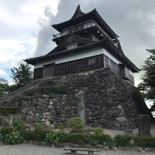 丸岡城。
日本最古の天守閣だそうです。
既に閉館時刻だったので中には入れませんでしたが、時代を感じる天守閣でした。