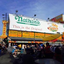 New York / Brooklyn
CONY ISLAND
夏になると遊園地がオープンするニューヨークの「コニーアイランド」。ホットドッグの大食い大会で有名な「ネイサンズ（Nathan's Famous）」の第一号店もあります♪夏になると、行きたくなる場所です。
#newyork #brooklyn #conyisland #nathansfamous