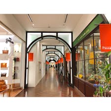 ものすごく久しぶりの「新丸ビル」。折り畳み傘は持っていたけど急に雨が降ってきたので雨宿り。どこか海外のショッピングモールみたいだった。