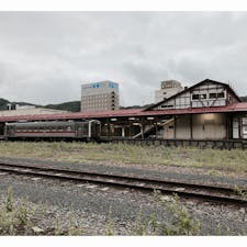 網走駅
レトロフィルターかけてますが...
実物も十分レトロだった。
古い跨線橋と1両のディーゼル車(キハ54)
うーん、良き。
晴れてればもっと良かったけど...
#網走駅　#ディーゼル車