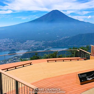 山梨県笛吹市新道峠に2021年7月31日にオープンした新名所「FUJIYAMAツインテラス」。富士山と河口湖を日本で一番美しく見渡すことができる眺望スポットで、見晴らしの良いファーストと緑に囲まれたセカンドの2つのテラスからなっています。終日マイカー規制が行われているので車では行けませんが、無料送迎バスを利用することができます！#山梨県 #笛吹市 #FUJIYAMAツインテラス