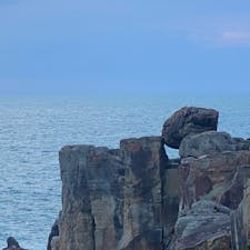 白浜三段壁
一夜で現れた岩、
岩壁の上に有るのはサドンロックです。なるほど感じは不自然な岩ですね。

#サント船長の写真　#和歌山県　#サドンロック