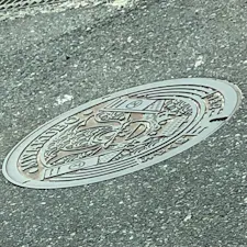 運転してたから車の中から撮ってもらったやつ
宮窪のマンホール　子供が鎧をかぶっててかわいい村上水軍をちなんだとかなんとか
