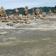 橋杭岩（はしぐいいわ）
橋杭岩は、和歌山県東牟婁郡串本町にある奇岩群。同町の大字鬮野川（くじのかわ）小字橋杭の海岸から紀伊大島方面へ大小約40の岩が南西一列におよそ850メートルもの長きにわたって連続してそそり立っている。直線上に岩が立ち並ぶ姿が橋の杭のように見えることから橋杭岩と呼ばれている。また干潮時には岩の列中ほどに附属する弁天島まで歩いて渡ることができる。

#サント船長の写真　#和歌山県