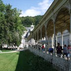 カルロヴィ・ヴァリのコロナーダ(飲泉場)
日本人にはカールスバートというドイツ語名の方が知られているかも知れません。かつての上流階級の社交場らしく上品でこぎれいです。しかし五年前当時はロシア人観光客に占領されていました。