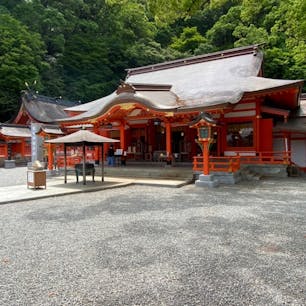 熊野那智大社
那智大社は西国巡礼一番札所で、参拝・御朱印で沢山の方々が訪れますが、コロナ禍でご覧の状態です。
俺等は神社仏閣に訪れたら、必ずコロナウイルス退散を願います。

#サント船長の写真　#和歌山県  #日本の寺院仏閣