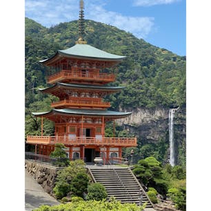 熊野那智大社・那智の滝

那智の奥、大雲取連山から流れている流水が大滝となっており、全山に那智48滝と申すように数多の滝があり、一番高いのが那智御瀧です。
一の瀧とも申し、高さ133m・銚子口の幅13m ・瀧壺の深さは10m以上あり、流下する水量は普通毎秒1トン程度といわれています。

#サント船長の写真　#和歌山県