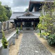 細川ガラシャの墓
崇禅寺(そうぜんじ)

天正10年（1582年）6月、父（明智 光秀）が織田 信長を本能寺で討って（本能寺の変）、自らも滅んだため玉は「逆臣の娘」となる。

細川ガラシャといえば、細川忠興の正室にして、明智光秀の娘（三女）です。 洗礼名の「ガラシャ」の由来は、ラテン語で恩寵・神の恵みを意味する「Gratia（グラツィア）」からきてます。 スペイン語で「ありがとう」を意味する「Gracias（グラシアス）」の語源ですね。

#サント船長の写真　#歴史的人物の墓　#ガラシャ　#大阪市