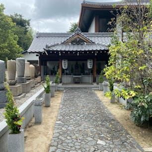 細川ガラシャの墓
崇禅寺(そうぜんじ)

天正10年（1582年）6月、父（明智 光秀）が織田 信長を本能寺で討って（本能寺の変）、自らも滅んだため玉は「逆臣の娘」となる。

細川ガラシャといえば、細川忠興の正室にして、明智光秀の娘（三女）です。 洗礼名の「ガラシャ」の由来は、ラテン語で恩寵・神の恵みを意味する「Gratia（グラツィア）」からきてます。 スペイン語で「ありがとう」を意味する「Gracias（グラシアス）」の語源ですね。

#サント船長の写真　#歴史的人物の墓　#ガラシャ　#大阪市