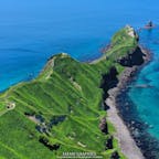 北海道西部に位置する積丹（しゃこたん）半島は、海岸線が織りなす風光明媚な景観が美しく、アイヌの伝説が息づく秘境として人気があります。北海道唯一の海中公園にも指定されており、透明度の高いコバルトブルーの海は「積丹ブルー」と呼ばれています。そんな積丹半島のなかでも特に人気なのが神威（かむい）岬。
日本海に突き出した断崖絶壁には遊歩道が整備されており、尾根伝いに先端部まで歩いて行くことが出来ます。#北海道 #積丹 #積丹半島 #神威岬