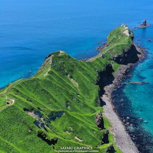北海道西部に位置する積丹（しゃこたん）半島は、海岸線が織りなす風光明媚な景観が美しく、アイヌの伝説が息づく秘境として人気があります。北海道唯一の海中公園にも指定されており、透明度の高いコバルトブルーの海は「積丹ブルー」と呼ばれています。そんな積丹半島のなかでも特に人気なのが神威（かむい）岬。
日本海に突き出した断崖絶壁には遊歩道が整備されており、尾根伝いに先端部まで歩いて行くことが出来ます。#北海道 #積丹 #積丹半島 #神威岬