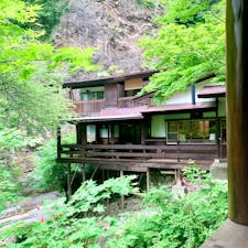 岩屋館🌳🍃
自然溢れる旅館🧺
お部屋もベッドの部屋とテーブルの部屋が別れていて、広かったです❗✨
また行きたいお宿💕