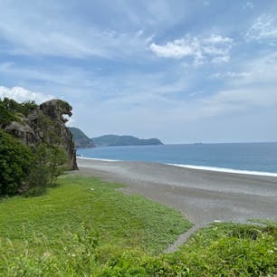 獅子巌(ししいわ)　世界遺産

巨大な獅子が海に向かって咆哮するような姿をした高さ25mの奇岩。国の名勝・天然記念物です。 
そばを流れる井戸川の上流に鎮座する大馬神社の狛犬として、隣の神仙洞と共に位置付けられています。

#サント船長の写真 #三重県