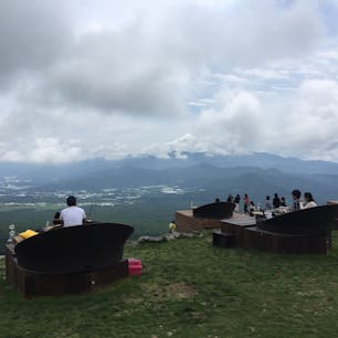 清里テラス

山梨県

夏場はリフトに乗って自然を感じながら。
自由席は場所の取り合いだけど、予約席もありますので要チェック