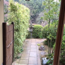 松山  

外風呂に続く庭