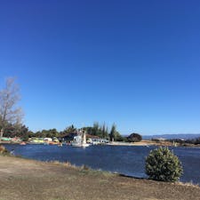 Shoreline Lake というMountain ViewにあるGoogle本社から2-3分程度に位置する大自然🏜で、⛳️も併設

湖から少し北の海岸線にかけての散歩は最高の休日を約束します👍

おススメはLimeBikeで電動自転車を借りてのサイクリングです🚴‍♂️✨