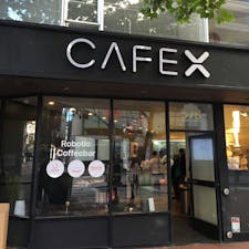 SFOのダウンタウン、Market Street沿いに2017年に新しくできたコーヒー屋さん☕️

ユニークなのは、ロボットが作ってくれるコーヒー🤖

価格も$3前後と良心的✨
通りがかりにはぜひ試してみては⁉️