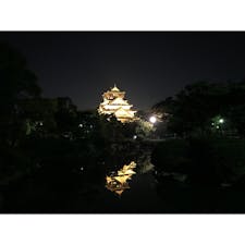 オレンジ色に照らされた大阪城