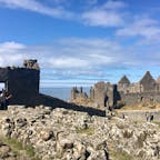 Dunluce castle
Northern Ireland
崖の上の古いお城
波風で屋根も壁も崩れて今の姿に
長い長い年月と自然の力を
肌で感じられて、感動というか、
言葉にできない何かを感じます