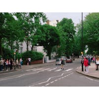イギリス🇬🇧ロンドン

ビートルズのジャケットで撮影された有名な横断歩道🚶‍♂️

車通り多いスポットですが、信号がないので記念写真を撮りたい人は大変です。
#イギリス
#ロンドン
#アビーロード
#街並み